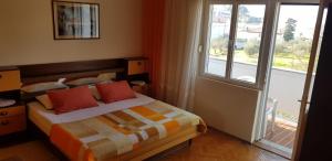 Postel nebo postele na pokoji v ubytování Apartment Miljenko- 150m from beach