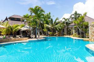 ein Swimmingpool in einem Resort mit Palmen in der Unterkunft Rummana Boutique Resort - SHA Plus in Lamai