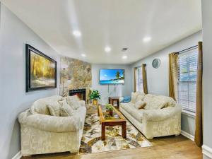 Un lugar para sentarse en NEW! Luxe Cottage with Big Backyard 10 Mi to Augusta