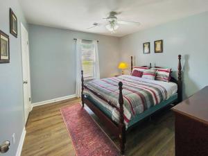 1 dormitorio con 1 cama y ventilador de techo en NEW! Luxe Cottage with Big Backyard 10 Mi to Augusta en Evans