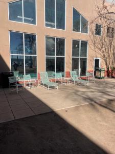 un grupo de sillas sentadas frente a un edificio en Quality Inn and Conference Center Greeley Downtown, en Greeley