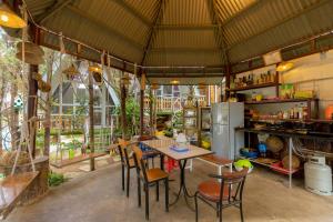 Kuchyň nebo kuchyňský kout v ubytování Homestay Vườn Tùng