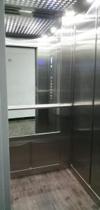 Cette chambre est dotée d'un ascenseur en argent avec un panneau blanc. dans l'établissement Apartamento amoblado en Bocagrande - Cartagena de Indias, à Carthagène des Indes