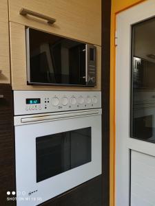 eine Küche mit zwei Mikrowellen auf dem Ofen in der Unterkunft Cozy apartment near the sea in Palaio Faliro in Athen
