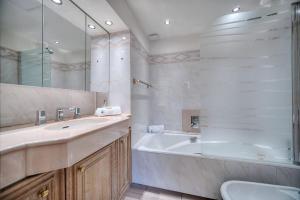 Ванна кімната в IMMOGROOM - 2 BR - Air conditioning - Wifi - Terrace - Common parking
