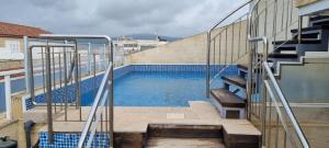 een zwembad aan de zijkant van een gebouw bij duplex appartement met zwembad, L'ampolla, in L'Ampolla