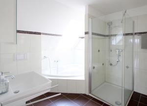 トラフェミュンデにあるPEMATRA Haus Sonnenschein - FeWo Lieblingsplatzの白いバスルーム(シャワー、シンク付)