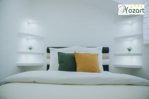 A bed or beds in a room at Mozart-Apartman
