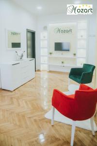 A television and/or entertainment centre at Mozart-Apartman
