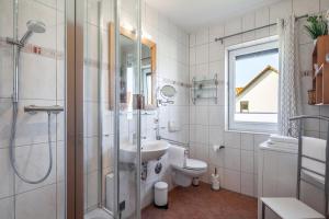 Koupelna v ubytování Ferienwohnung Nr 5 am Weststrand - 4 Sterne DTV