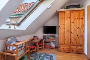 TV a/nebo společenská místnost v ubytování Ferienwohnung Nr 5 am Weststrand - 4 Sterne DTV