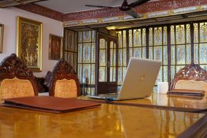 un ordenador portátil sobre una mesa en WelcomHeritage Grace Hotel, en Dharamshala