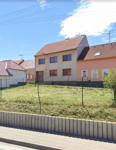 une maison avec une clôture devant une cour dans l'établissement Čejkovský dvorek, à Čejkovice