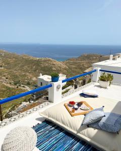 stół na balkonie z widokiem na ocean w obiekcie Serifos White w mieście Serifos Chora