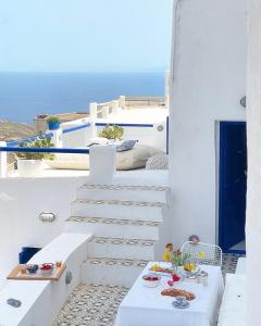 eine weiße Treppe mit einem Tisch mit Essen drauf in der Unterkunft Serifos White in Serifos Chora