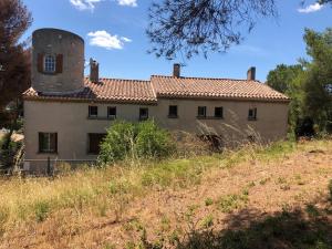 an old house with a tower on top of it at T3 avec grande terrasse et jardin sur les hauteurs de Martigues in Martigues