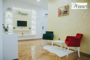 A television and/or entertainment centre at Mozart-Apartman
