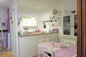 Kuchyňa alebo kuchynka v ubytovaní Purple House - Arboriamar Platamona