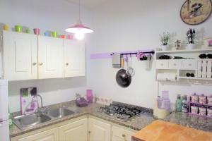 Kuchyňa alebo kuchynka v ubytovaní Purple House - Arboriamar Platamona