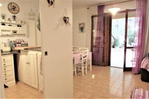 Kuchyňa alebo kuchynka v ubytovaní Purple House - Arboriamar Platamona
