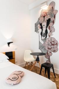 - une chambre avec un lit orné d'une peinture murale dans l'établissement Sleep B&B, à Follonica