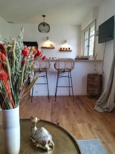 Una habitación con una mesa con una tortuga sentada en una mesa. en * LE CHAMARELLE * Hyper Centre Auray *, en Auray
