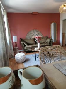 una sala de estar con un sofá y una mesa en * LE CHAMARELLE * Hyper Centre Auray *, en Auray
