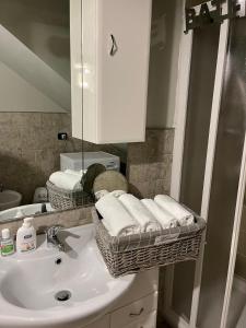 a bathroom with a sink and a mirror and towels at Appartamentino sul lago di Bolsena in Gradoli