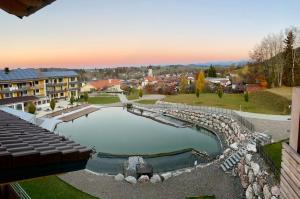Bazén v ubytování Hotel Nesselwanger Hof nebo v jeho okolí