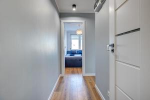 a hallway with a door leading to a living room at Apartament Szczecin Kobalt - Urząd Miasta in Szczecin