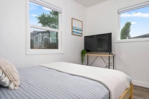 Μια τηλεόραση ή/και κέντρο ψυχαγωγίας στο Coral Cottage Unit 4