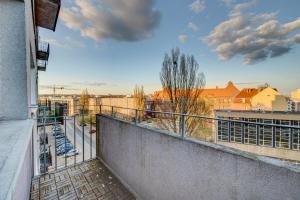 d'un balcon avec vue sur la ville. dans l'établissement Apartament Szczecin Kobalt - Urząd Miasta, à Szczecin