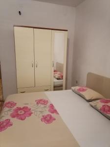 Postel nebo postele na pokoji v ubytování Apartments Seven Castles P