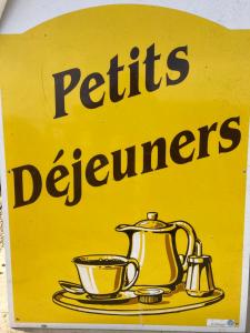a yellow sign with a tea kettle and teapots at Camping l’r pur in Saint-Vincent-sur-Jard +1 photo