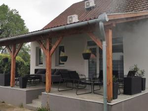 a pavilion with chairs and tables on a house at "Szomszéd ház" in Villány