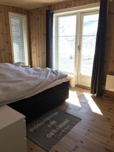 Gulta vai gultas numurā naktsmītnē Holiday cottage with 4 bedroom on 145m² in Sogndal