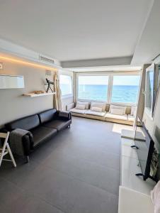 Telewizja i/lub zestaw kina domowego w obiekcie Mijas Beach Penthouse