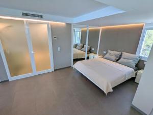 Łóżko lub łóżka w pokoju w obiekcie Mijas Beach Penthouse