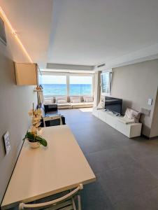 salon z widokiem na ocean w obiekcie Mijas Beach Penthouse w mieście Sitio de Calahonda