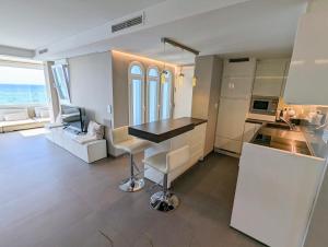 Kuchnia lub aneks kuchenny w obiekcie Mijas Beach Penthouse