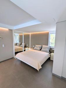 Łóżko lub łóżka w pokoju w obiekcie Mijas Beach Penthouse