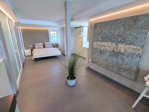sypialnia z łóżkiem i dużym obrazem na ścianie w obiekcie Mijas Beach Penthouse w mieście Sitio de Calahonda +37 zdjęć