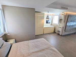 sypialnia z dużym łóżkiem i łazienką w obiekcie Mijas Beach Penthouse w mieście Sitio de Calahonda