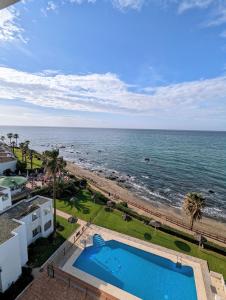 widok na ocean z balkonu domu w obiekcie Mijas Beach Penthouse w mieście Sitio de Calahonda