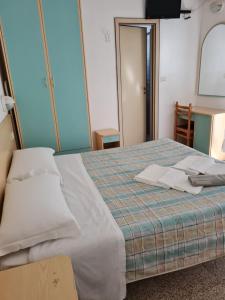 Hotel Marconi Miramare tesisinde bir odada yatak veya yataklar