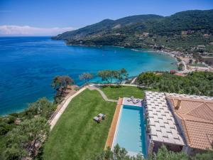 una vista aerea di un resort con piscina e oceano di Artina Luxury Villa a Keríon