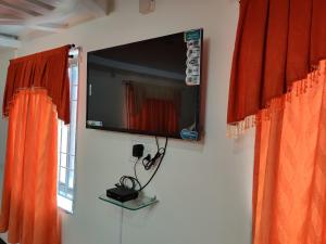 Телевизор и/или развлекательный центр в Gangavaram Residency