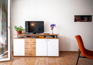 a living room with a tv on a wooden dresser at Apartmant Linda in Vinkuran