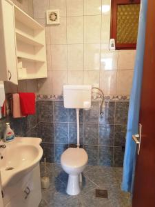 a bathroom with a toilet and a sink at Apartmani Henjak in Jezera