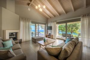 ケリオンにあるArtina Luxury Villaのソファとテーブルのあるリビングルーム